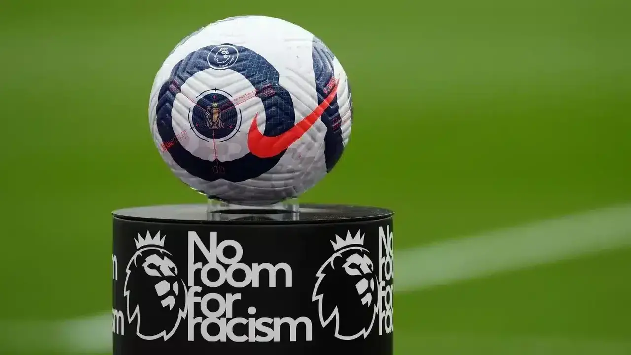 لحظة مفاجئة.. نجم الدوري الإنجليزي يعلن جنس مولوده داخل الملعب